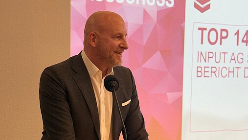 Das Foto zeigt Olaf Kuch, Leiter des Direktoriums Bürgerservice, Digitales und Recht der Stadt Nürnberg, am Rednerpult.