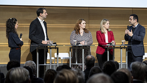Foto zum Thema "Europäischer Abend dbb": Zu sehen ist die Politiker*innen auf dem Podium. Das sind Andreas Jung, stellvertretender Vorsitzender der CDU, Agnieszka Brugger, stellvertretende Fraktionsvorsitzende der Grünen, Verena Hubertz, stellvertretende SPD-Fraktionsvorsitzende sowie FDP-Generalsekretär Bijan Djir-Sarai (von links)