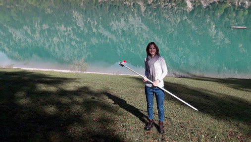 Ausbildung zum Hygienekontrolleur - Jobporträt Foto zum Thema Ausbildung zum Hygienekontrolleur: Zu sehen ist Veronika, die für das Gesundheitsamt arbeitet. Sie hält ein Gerät in der Hand, mit dem sie die Wasserqualität im bayerischen Sylvensteinspeicher prüft.