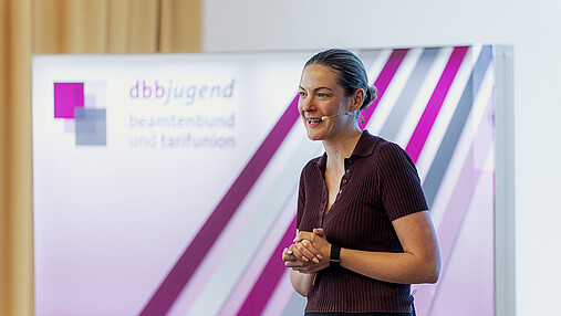 Foto zum Thema "Demokratie verteidigen": Zu sehen ist Sally Lisa Starken während ihres Impulsvortrags auf dem Podium.