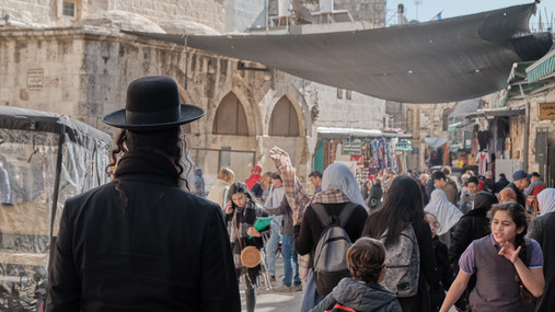 Ein orthodoxer Jude geht durch die Altstadt von Jerusalem.
