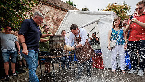Foto zum Thema "Wie wird man Bürgermeister": Zu sehen ist Joachim Weschbach beim Fassanstich.