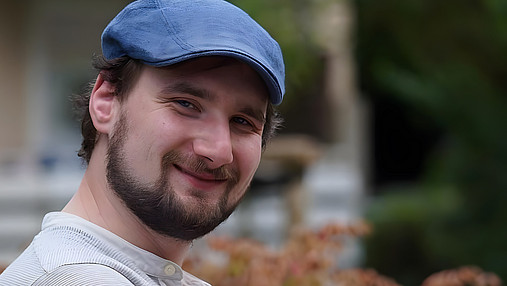 Foto zum Thema "ambulante Kinder- und Jugendhilfe": Zu sehen ist Jan, der Einblicke in seinen Job als Sozialarbeiter gibt.