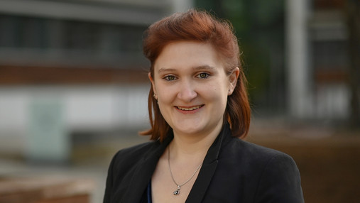 Arbeiten beim Finanzamt - Saskia Foto zum Thema "arbeiten beim Finanzamt": Zu sehen ist ein Porträt von Saskia, die beim Finanzamt in Gotha arbeitet.