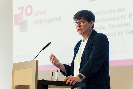 Foto zum Thema "Demokratie verteidigen": Zu sehen ist Saskia Esken am Rednerpult.