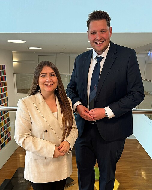 Foto zum Thema "Politikaktionswoche dbb jugend": Zu sehen sind die Bundestagsabgeordnete Tijen Ataoğlu (CDU) und Fabian Schütz.