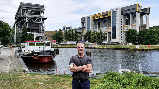 Foto zum Thema "Ausbildung Elektroniker": Zu sehen ist Ben. Er steht am Kanal, im Hintergrund die Schiffshebewerke.