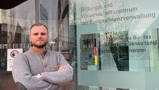 Verwaltungsinformatik studieren - Morris gibt Einblicke ins duale Studium Foto zum Thema "Verwaltungsinformatik studieren": Zu sehen ist Morris, der das duale Studium aktuell absolviert, und im Jobkompass seine Erfahrungen teilt.