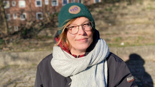 Sonderpädagogik auf Lehramt studieren Foto zum Thema Sonderpädagogik auf Lehramt studieren: Zu sehen ist ein Porträt von Lena, die von ihren Erfahrungen berichtet.