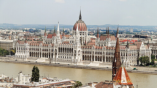 Foto zum Thema "Wahl in Ungarn": Zu sehen ist das ungarische Parlament an der Donau in Budapest.