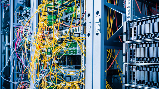 Foto zum Thema "IT-Fachkräftemangel im öffentlichen Dienst": Zu sehen ist ein Serverraum.