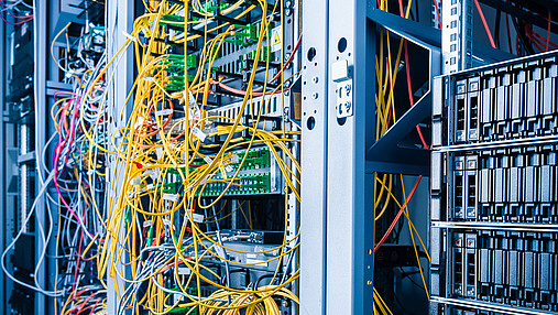 Foto zum Thema "IT-Fachkräftemangel im öffentlichen Dienst": Zu sehen ist ein Serverraum.
