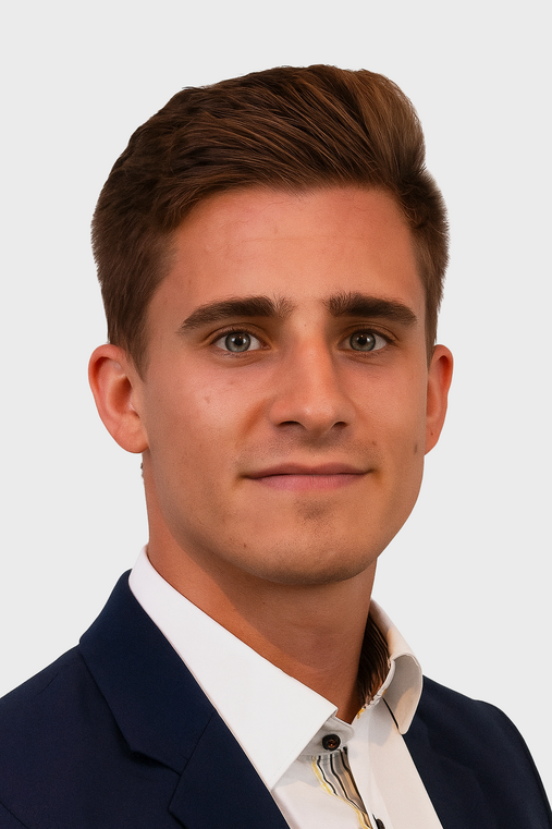 Foto zum Thema "Gewalt am Arbeitsplatz": Zu sehen ist ein Porträt von Lars Sakal, der sich in der AG Sicherheit der dbb jugend engagiert