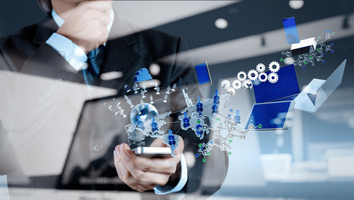 Foto zum Thema "Was versteht man unter Führungskultur": Zu sehen ist eine Fotomontage. Im Hintergrund ein Mann im Anzug, eine Führungskraft. Davor Icons, die Dinge darstellen, die Führung symbolisieren.