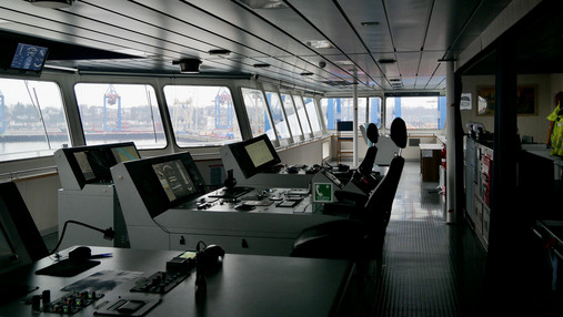 Foto zum Thema "Mit dem Zoll im Hamburger Hafen": Zu sehen ist der Innenraum der Brücke des Container-Schiffes.