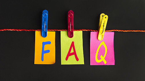 Foto zum Thema "FAQ Beamtenverhältnis": Zu sehen ist eine Wäscheleine, an der mit großen Klammern drei Papiere befestigt sind. Auf dem ersten steht "F", auf dem zweiten "A" und auf dem dritten "Q".