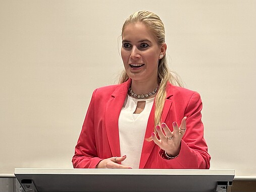 Foto zum Thema "Wie wird man Social-Media-Managerin": Zu sehen ist Maxi Schröder am Rednerpult.
