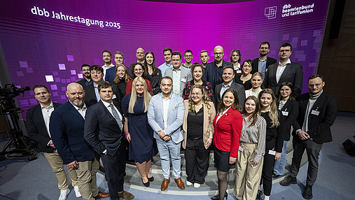 Foto zum Thema "dbb Jahrestagung 2025": Zu sehen ist ein Gruppenfoto der dbb jugend.