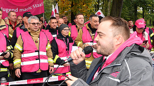 Auf der Straße Druck machen – dazu fordert Matthäus Fandrejewski, hier auf einer Demonstration in Berlin, die Tarifbeschäftigten im öffentlichen Dienst auf.