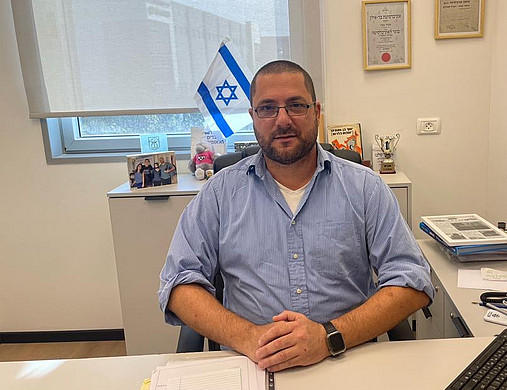 Foto zum Thema Histadrut Leumit: Zu sehen ist Ehoud Manor von der gewerkschaftlichen Partnerorganisation der dbb jugend in Israel, der an seinem Schreibtisch sitzt.