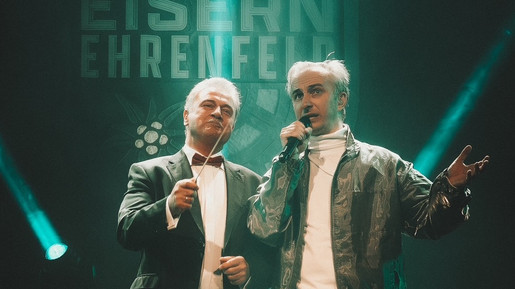 Claus Weselsky dirigiert Orchester von Jan Böhmermann
