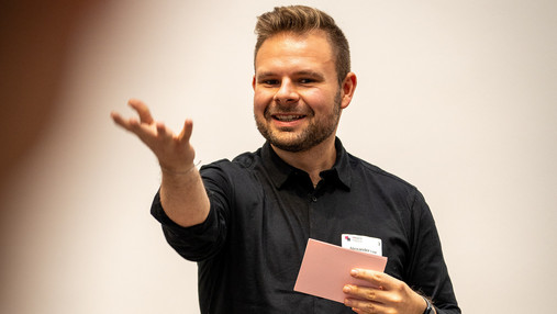 Generation Krise? - so war der Ideencampus 2023 (Bilderstrecke) Die Bildergalerie zeigt die Teilnehmenden des Ideencampus 2023 der dbb jugend zum Thema "Generation Krise" in Aktion: bei Podiumsdiskussionen und in Workshops.