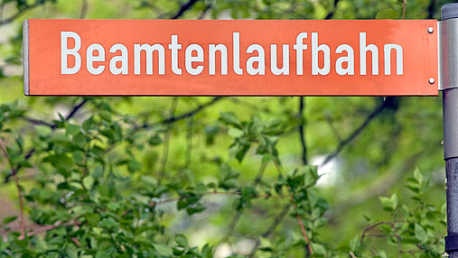 Foto zum Thema "was ist eine Beamtenlaufbahn": Zu sehen ist ein Straßenschild mit der Aufschrift "Beamtenlaufbahn".
