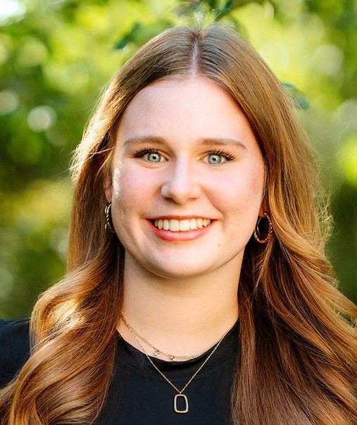 Foto zum Thema "Trendstudie Jugend in Deutschland 2025": Zu sehen ist ein Porträt von Maja Zaubitzer, die Einschätzungen aus Schüler*innensicht beisteuert.